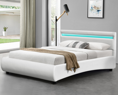 Cama estofada em couro sintético branco com design moderno e cabeceira de LED