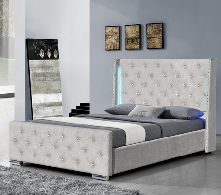 Estrutura de cama estofada tamanho king size cinza lateral tufada com acabamento em ponta de prego