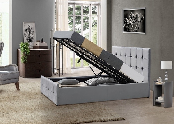 A madeira da plataforma do quarto estofou o quadro da cama de rainha com botão