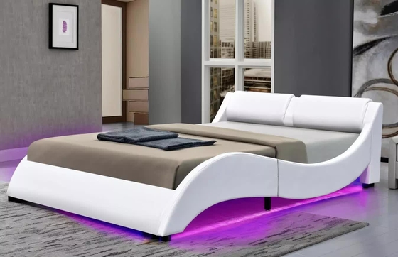 A cama do rei Size Soft Upholstered molda a forma de couro sintética da curva do plutônio com cabeceira do diodo emissor de luz