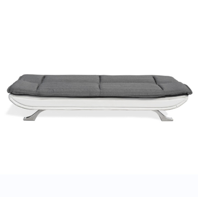 O falso branco da tela do carvão vegetal cobre 3 adornados Seater Sofa Bed With Chrome Feet