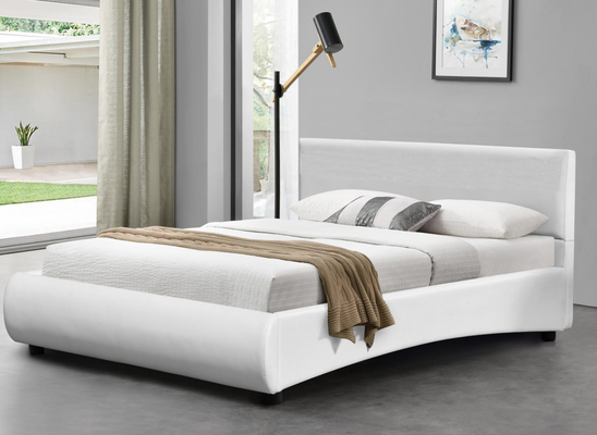 Cama estofada em couro sintético branco com design moderno e cabeceira de LED