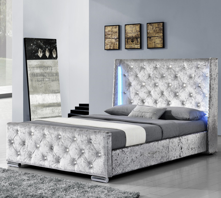 Estrutura de cama estofada tamanho king size cinza lateral tufada com acabamento em ponta de prego
