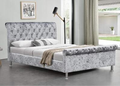 Cama estofada de tamanho King com botões de cristal