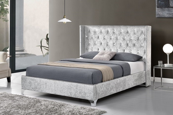 Cama estofada de tamanho King com botões de cristal