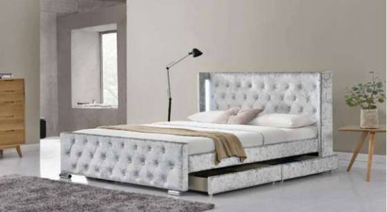 A cama estofada do armazenamento da rainha tamanho real adornou botões com quatro gavetas