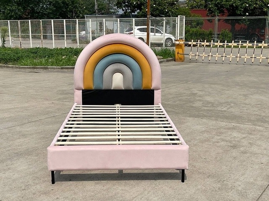 As crianças estofaram o projeto dado forma arco-íris da plataforma da fundação da cabeceira do quadro da cama