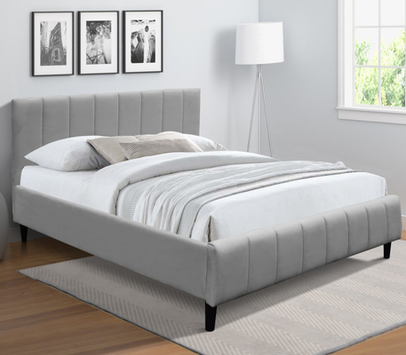 Quadro de cama de estofado branco BSCI de tamanho duplo com listras verticais na cabeceira