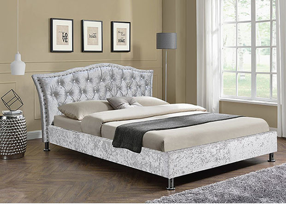 Tamanho personalizável para você e opções de cor e material para esta estrutura de cama estofada.